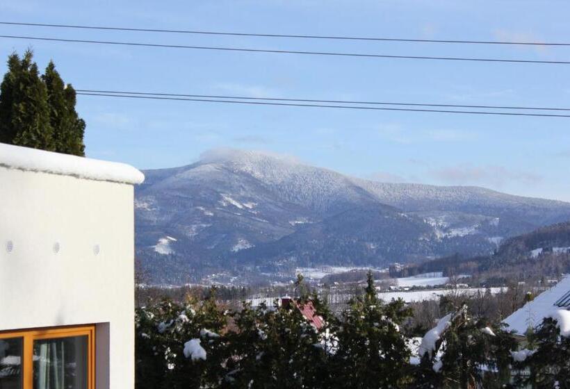 کلبه ییلاقی, Vila Apalucha49 čeladná   12 Osob
