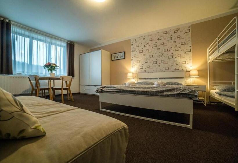 חדר לארבעה סטנדרטי עם מרפסת, Penzion Garden