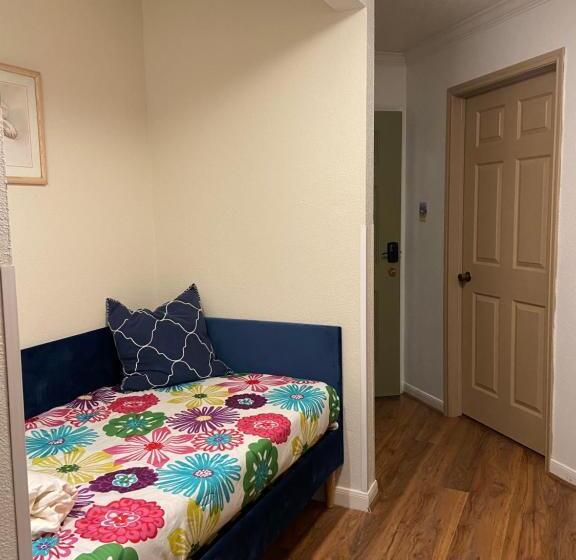 Апартаменты 1 Спальня Вид на Море, The Victorian Condo/