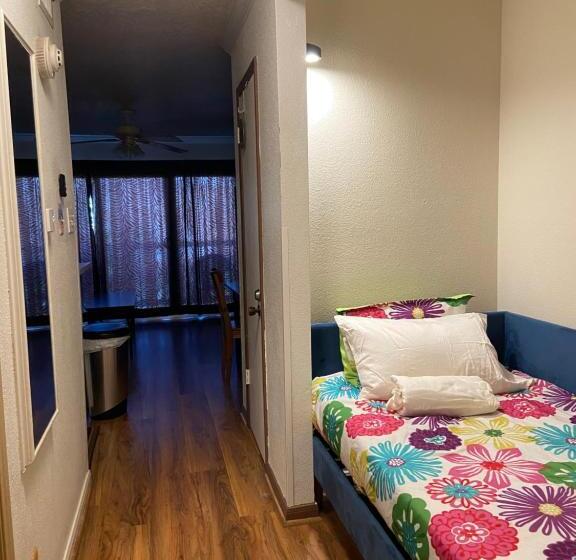 Апартаменты 1 Спальня Вид на Море, The Victorian Condo/