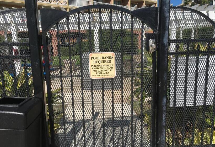 Апартаменты 1 Спальня Вид на Бассейн, The Victorian Condo/