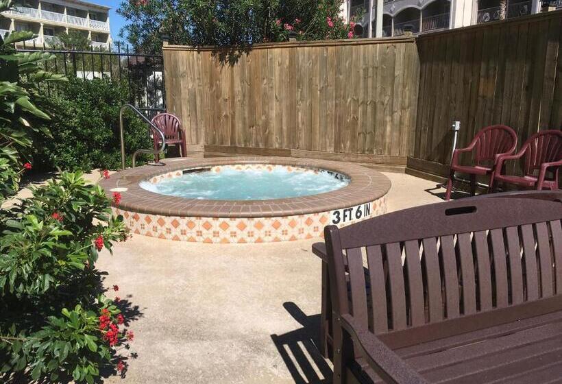 Апартаменты 1 Спальня Вид на Бассейн, The Victorian Condo/