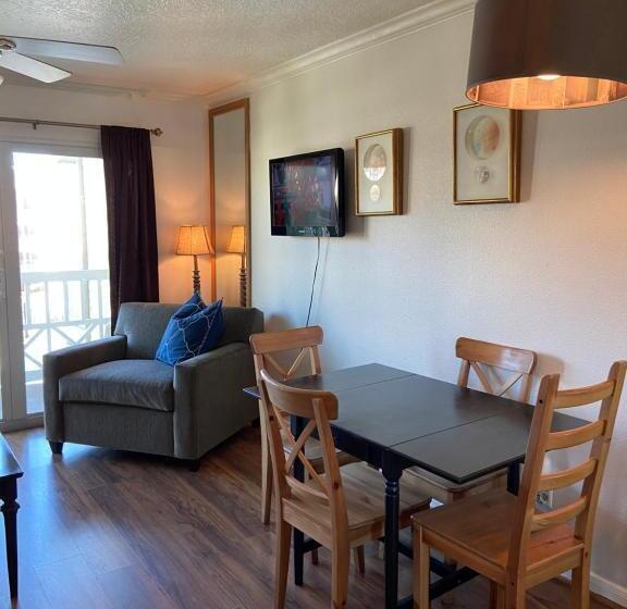 Апартаменты 1 Спальня Вид на Море, The Victorian Condo/