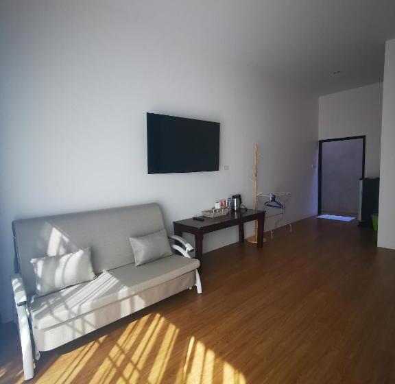 اتاق خانوادگی, บุญเมืองน่าน