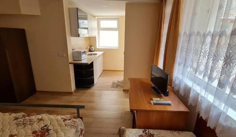スタンダードスタジオ, Fema Guest House
