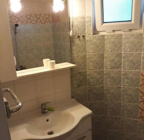 Трехместный Номер Стандарт с Балконом, Fema Guest House