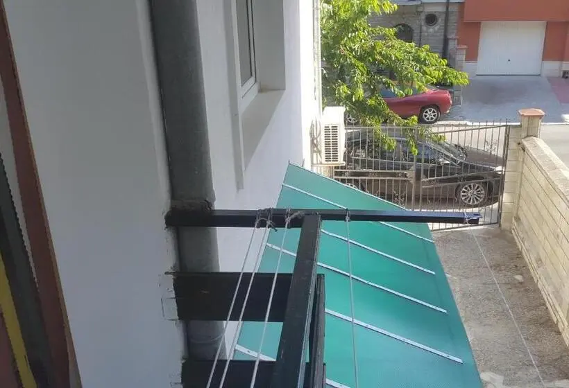 バルコニー付きスタンダードトリプルルーム, Fema Guest House