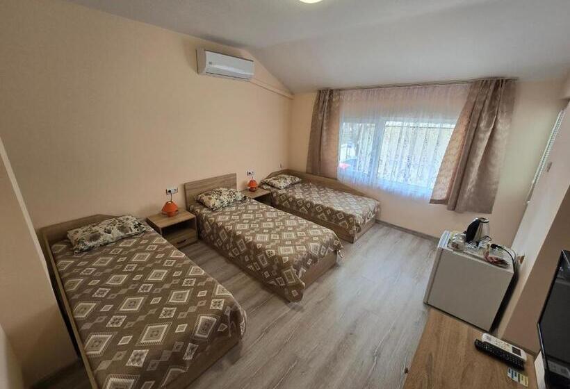 스탠다드 트리플 발코니 룸, Fema Guest House