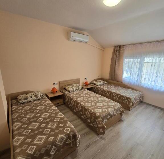 Трехместный Номер Стандарт с Балконом, Fema Guest House