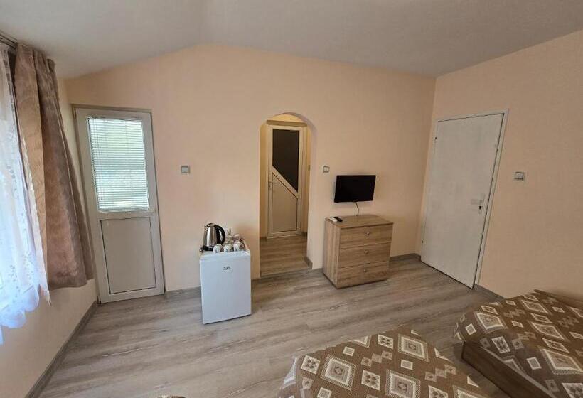 스탠다드 트리플 발코니 룸, Fema Guest House