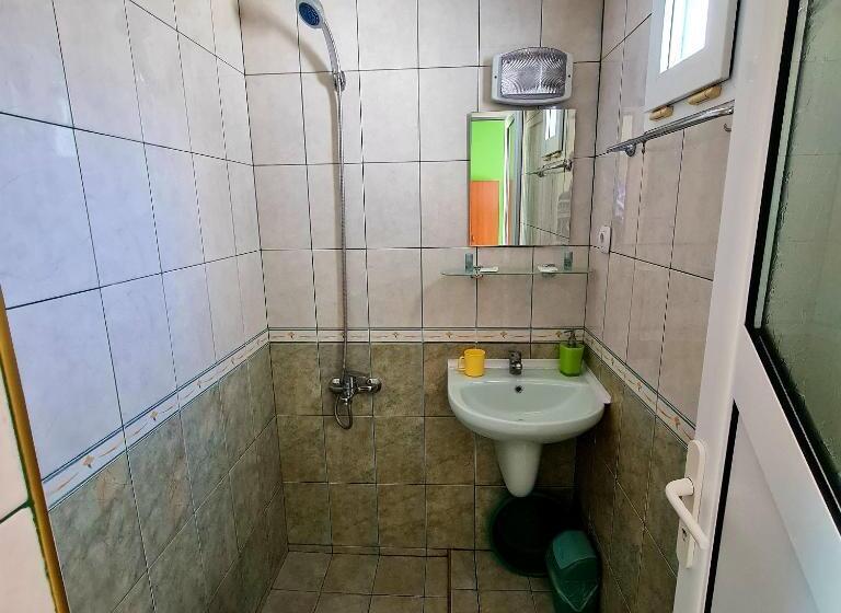 패밀리 룸, Fema Guest House