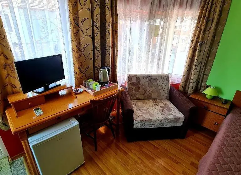 ファミリールーム, Fema Guest House
