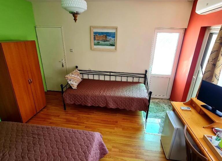 패밀리 룸, Fema Guest House