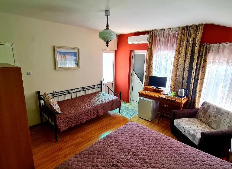 패밀리 룸, Fema Guest House