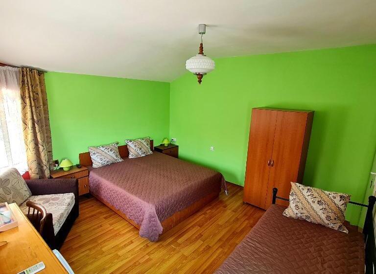 패밀리 룸, Fema Guest House