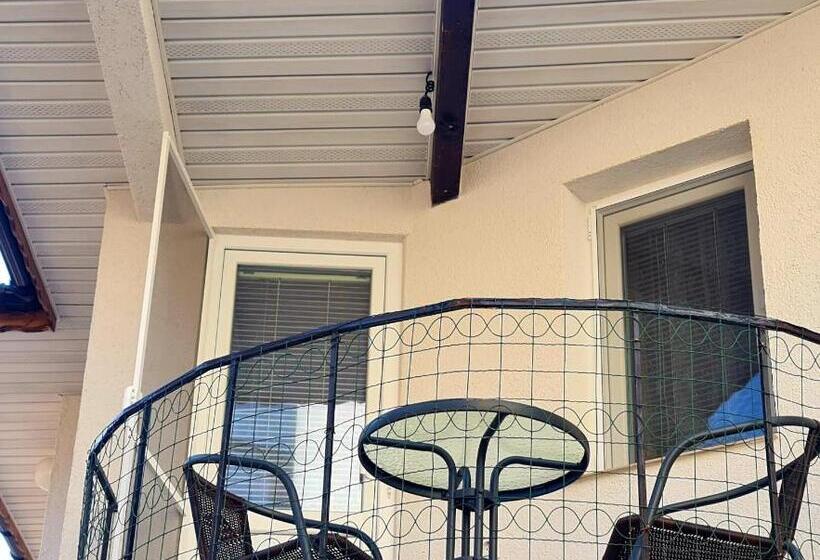 스탠다드 룸 킹사이즈 침대, Fema Guest House