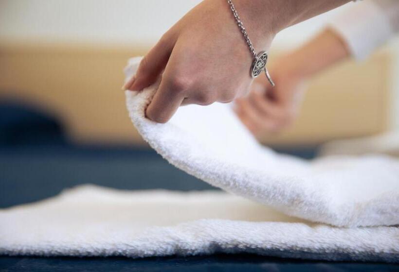 スタンダード4人部屋, Al Faro