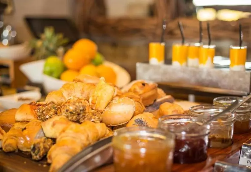 اتاق کلاب, Victoria Falls Safari Club