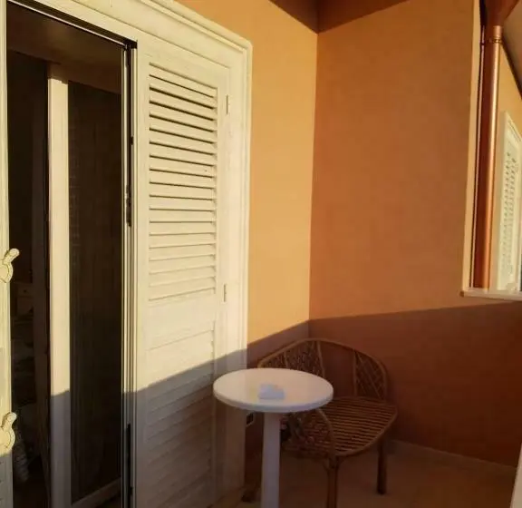 Standard Neljän Hengen Huone Parveke, B&b Giadà