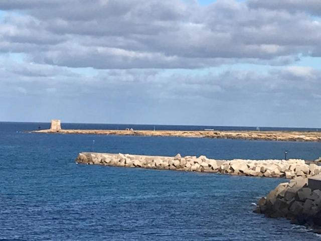 اتاق لوکس با چشم‌انداز دریا, By The Sea
