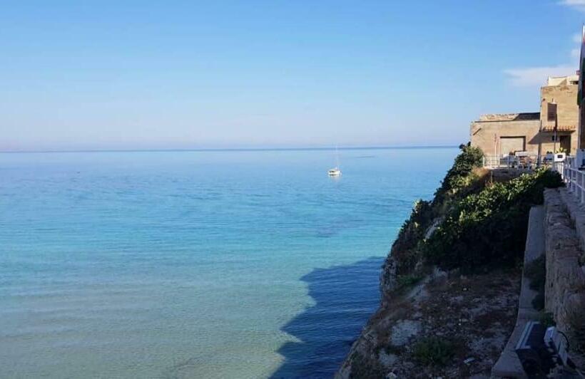 غرفة ديلوكس مطلّة علي البحر, By The Sea