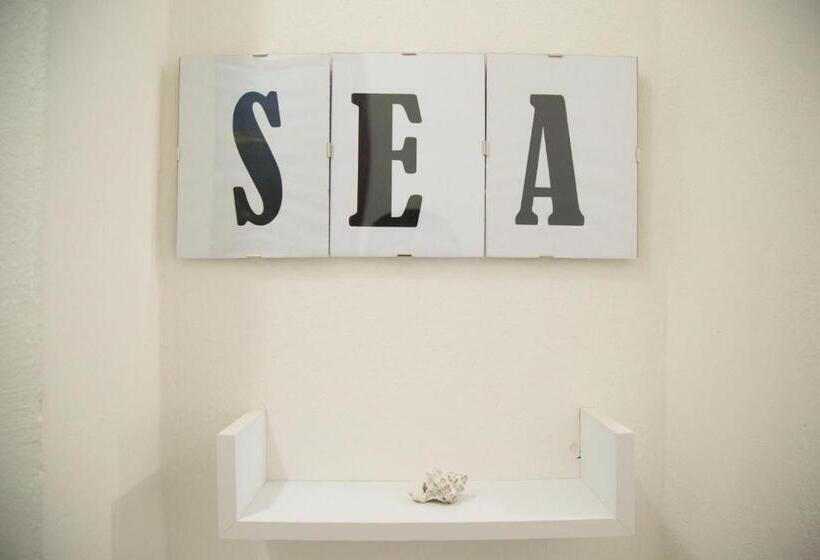 غرفة ديلوكس مطلّة علي البحر, By The Sea