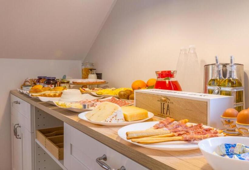 اتاق استاندارد چهار تخته, Cortile Umberto I