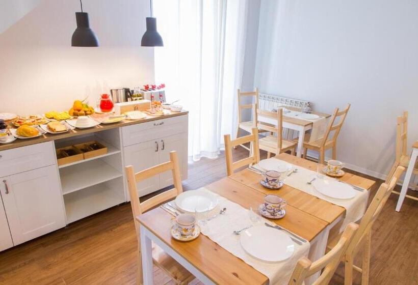 اتاق استاندارد چهار تخته, Cortile Umberto I