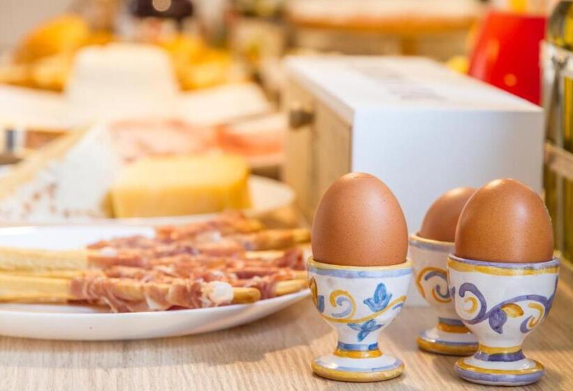 اتاق استاندارد چهار تخته, Cortile Umberto I