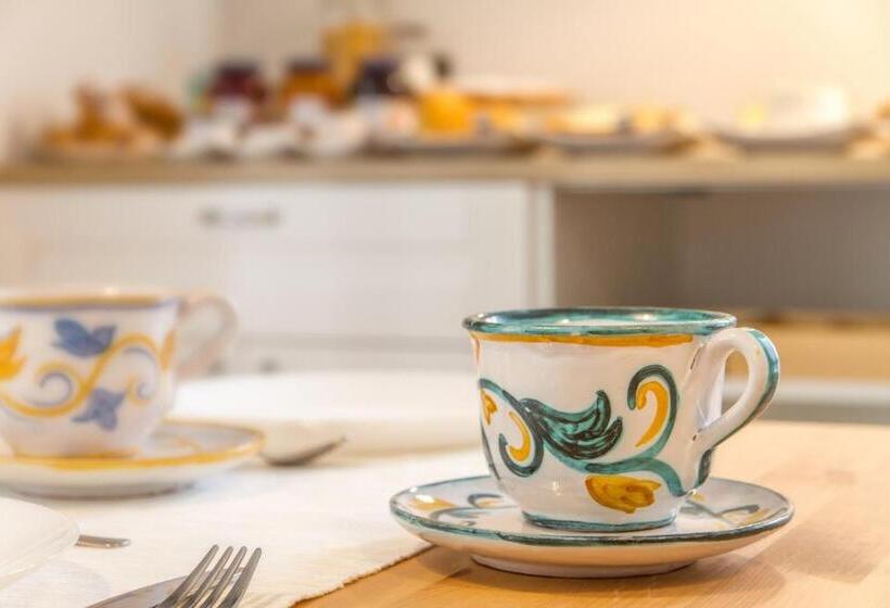 اتاق استاندارد چهار تخته, Cortile Umberto I