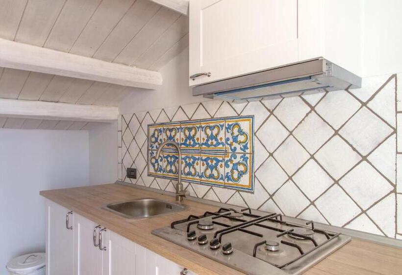 اتاق استاندارد چهار تخته, Cortile Umberto I