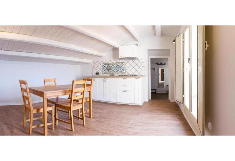 اتاق استاندارد چهار تخته, Cortile Umberto I