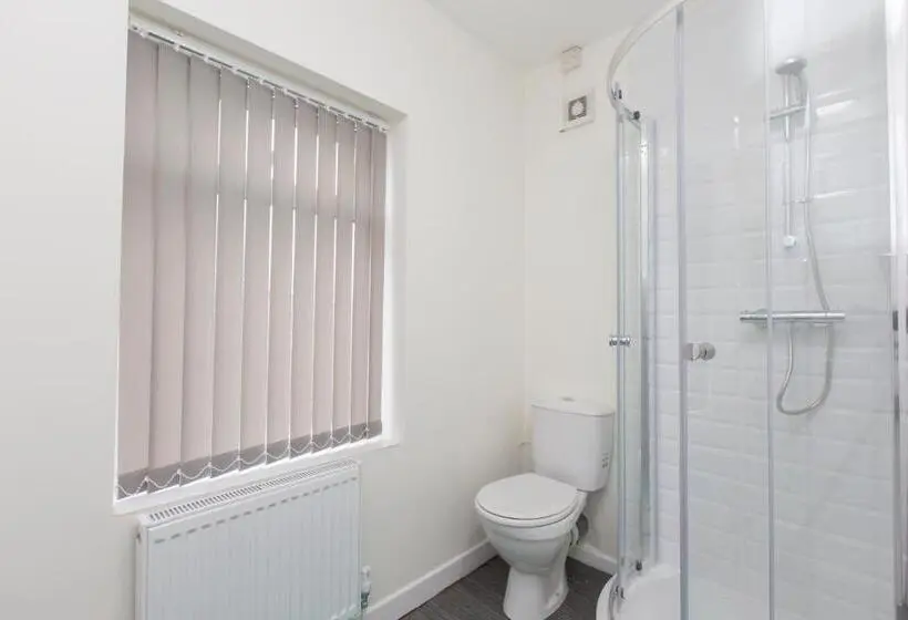 バス共有のスタンダードルーム, Townhouse @ Edleston Road Crewe