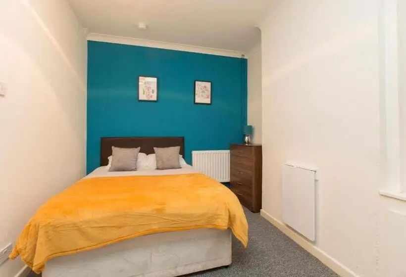バス共有のスタンダードルーム, Townhouse @ Edleston Road Crewe