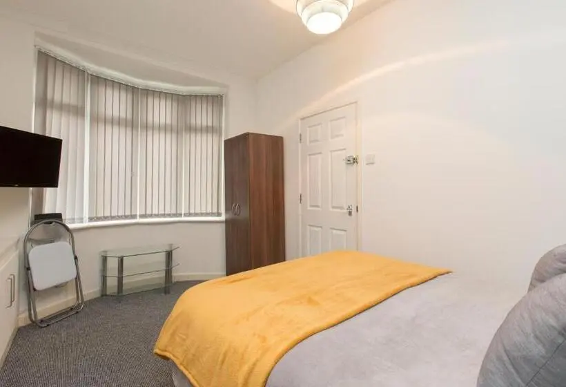 バス共有のスタンダードルーム, Townhouse @ Edleston Road Crewe