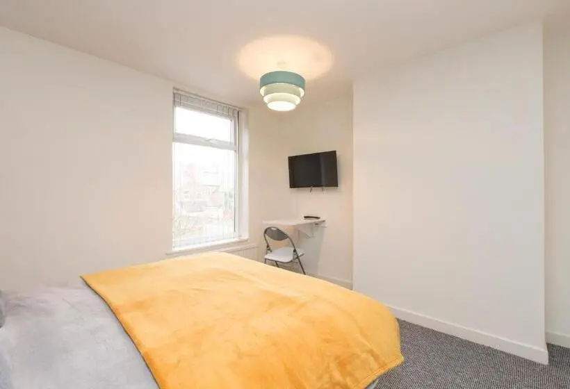 バス共有のスタンダードルーム, Townhouse @ Edleston Road Crewe