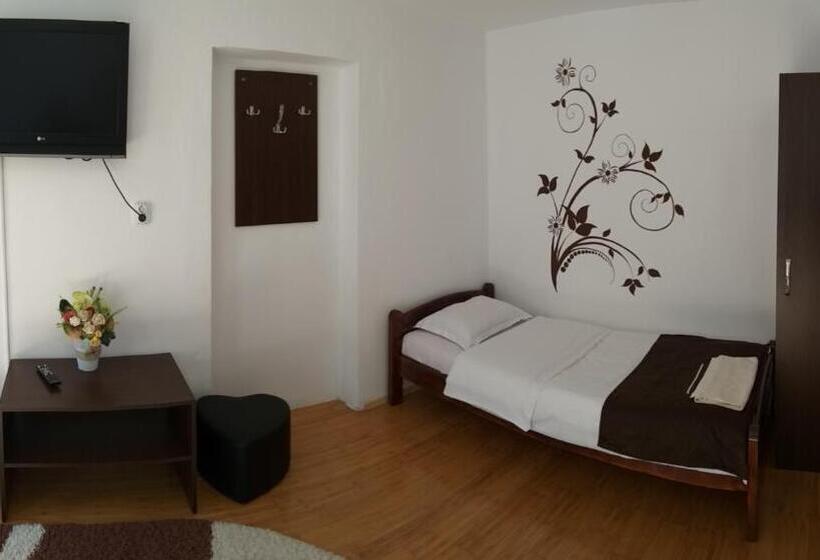 标准三人间, Pensiunea Denis