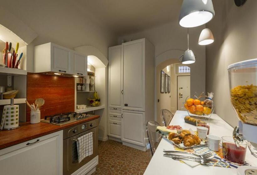 سوییت جونیور با بالکن, Moscova Luxury B&b