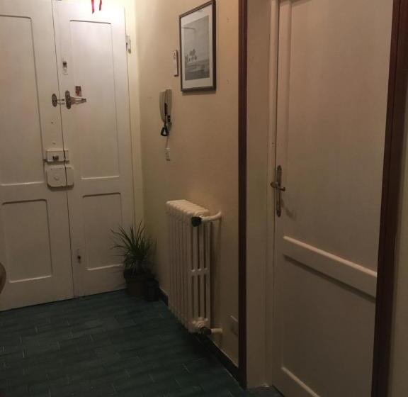 اتاق اکونومی, House Steccuto