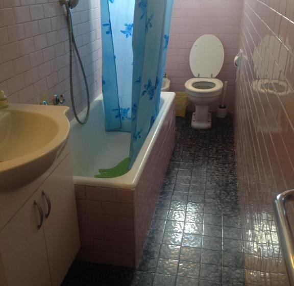 اتاق اکونومی, House Steccuto