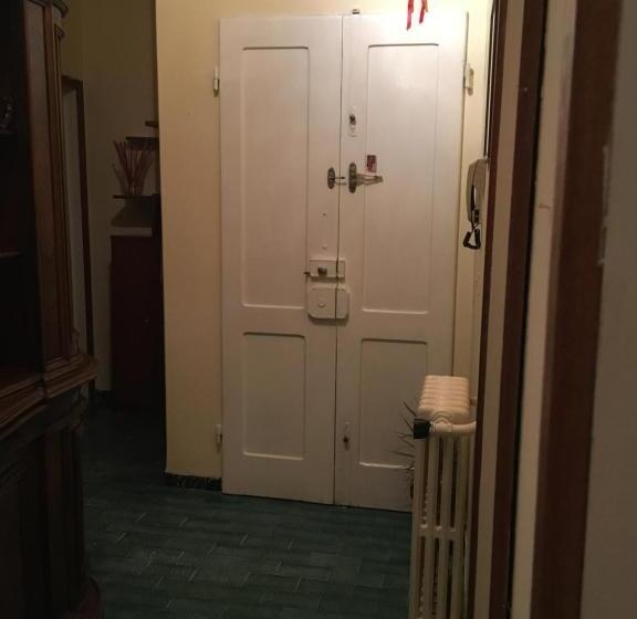 اتاق اکونومی, House Steccuto