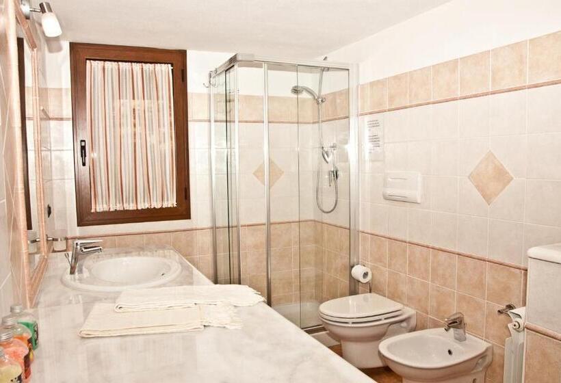 バス共有のスタンダードルーム, B&b Villa Tancau