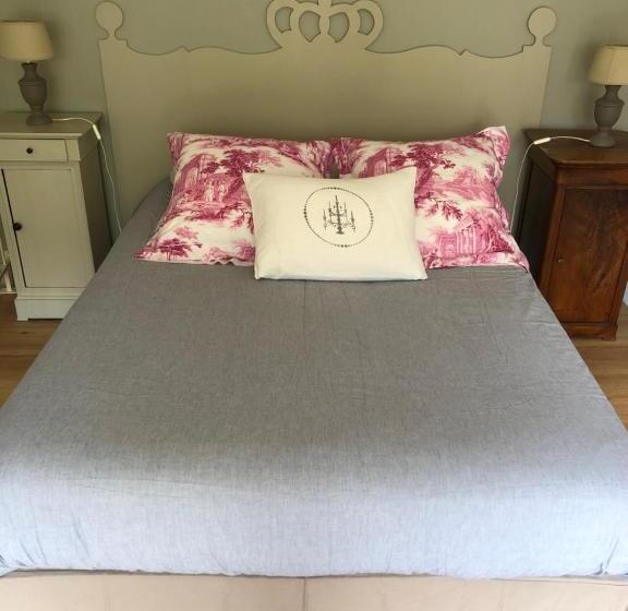 דירת חדר, Au 16 Place Saint Louis