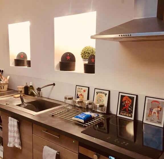 דירת חדר, Au 16 Place Saint Louis