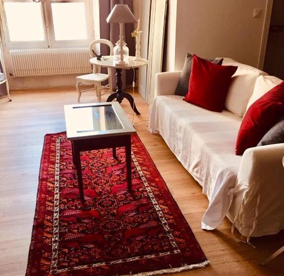 דירת חדר, Au 16 Place Saint Louis