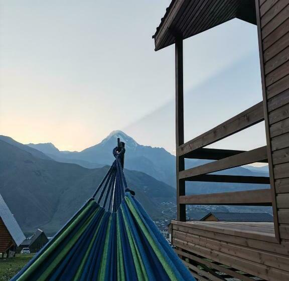 اتاق خانوادگی با چشم‌انداز کوه, Kazbegi Twins