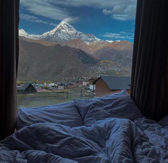 اتاق خانوادگی با چشم‌انداز کوه, Kazbegi Twins