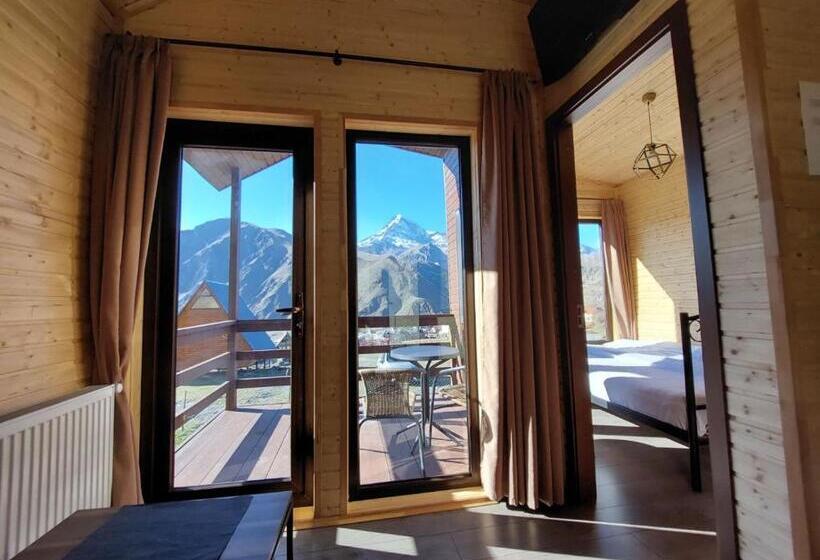 اتاق خانوادگی با چشم‌انداز کوه, Kazbegi Twins