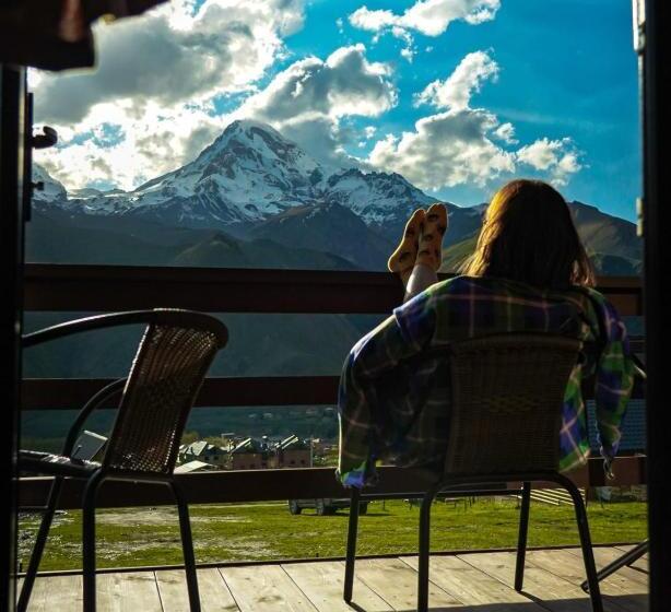 اتاق خانوادگی با چشم‌انداز کوه, Kazbegi Twins
