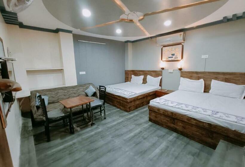 חדר משפחתי, Syal Inn